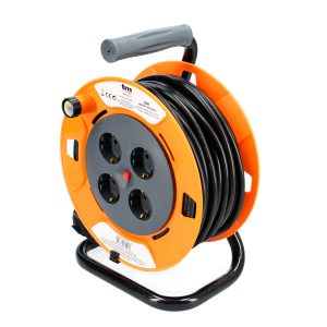 Bobina enrollable de 50 metros y cuatro enchufes